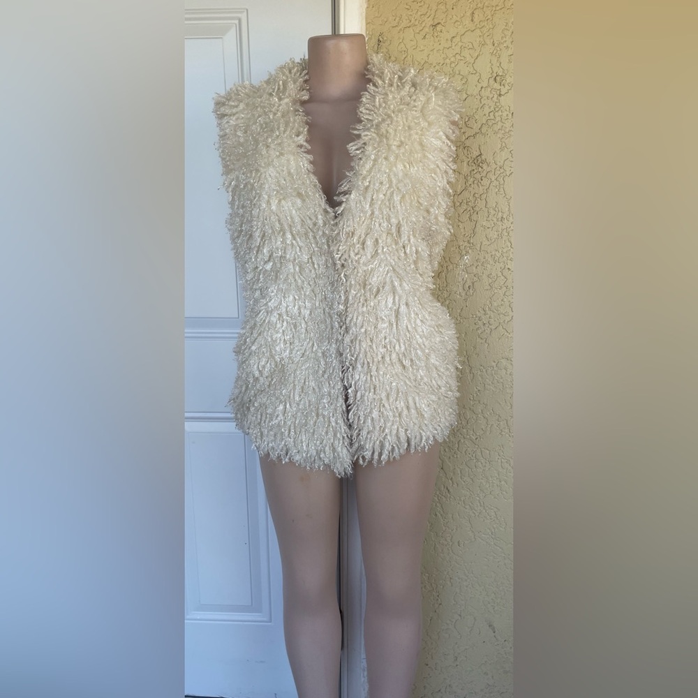 Skea Women's Cream Faux Fur Vest